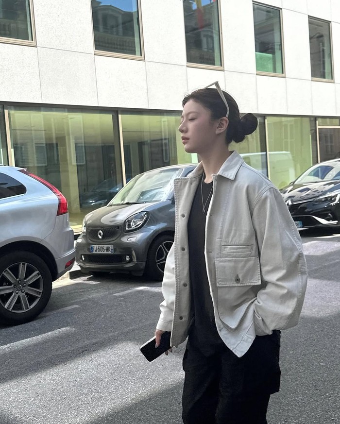 Tetap santai saat hangout, ia mengenakan kaus dan cargo pants berwarna hitam yang ia balut dengan jaket berwarna broken white dengan menambahkan kacamata sebagai fashion statement./ Foto: Instagram.com/goyounjung