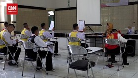 VIDEO: 16 Siswa SMP di Purwakarta Kerjakan Soal UAS di Barak Militer