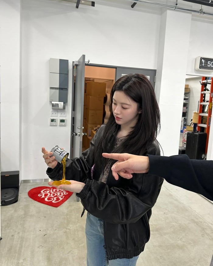 Untuk tampilan yang lebih edgy, Go Youn Jung menggunakan kaus abu-abu yang ia padukan dengan leather jacket dan celana jeans sehingga membuatnya tampak makin modis./ Foto: Instagram.com/goyounjung