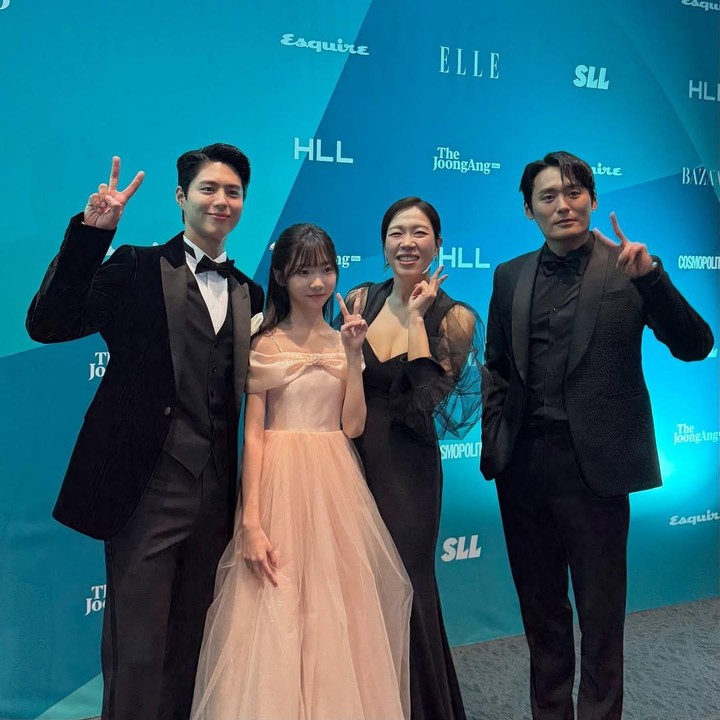 <p>Selain itu, Park Bo Gum juga berfoto bersama artis cilik Kim Tae Yeon, pemeran Ae Sun kecil, Yeom Hye Ran yang berperan sebagai Jeon Gwang Rye, dan Choi Dae Hoon sebagai Bu Sang Gil, di <em>When Life Gives You Tangerines</em>. Yeom Hye Ran dan Choi Dae Hoon berhasil membawa pulang penghargaan <em>Best Supporting Actress</em> dan <em>Best Supporting Actor</em> kategori Televisi. (Foto: Instagram @bogummy)</p>