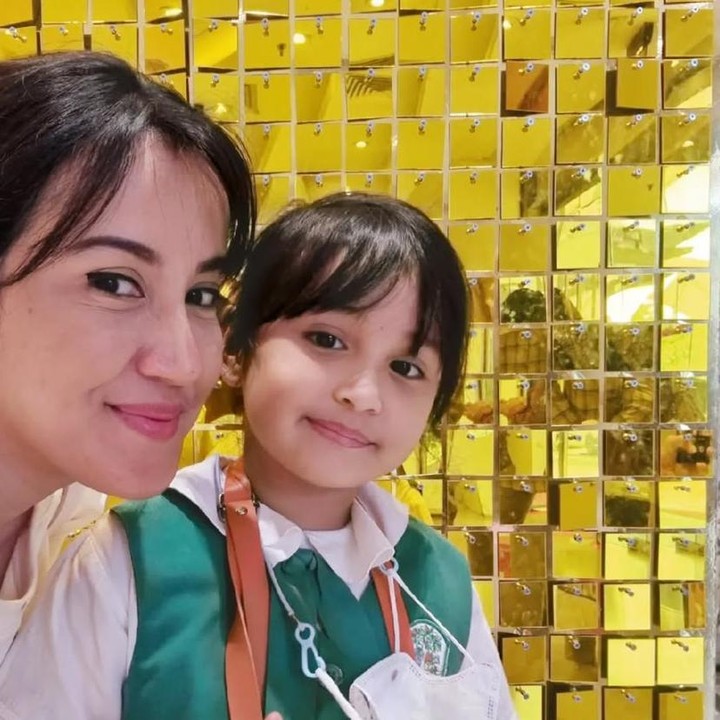 <p>Andi Soraya juga hamil anak ketiga saat dua putranya Shawn Adrian dan Darren sudah besar. Shawn bahkan sudah berusia 18 tahun saat memiliki adik baru. Andi melahirkan anak ketiganya perempuan dari pernikahannya dengan Andi Ali Gaffar bernama Andi Kylie Zhivanna Ali pada 2018. (Foto: @andisorayabeatrix).</p>