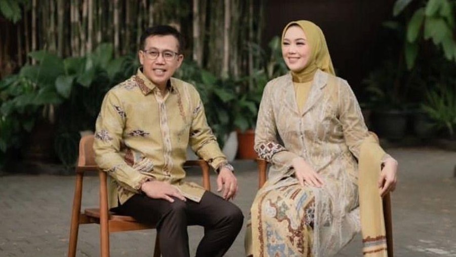 Anne Ratna Mustika dan Suami