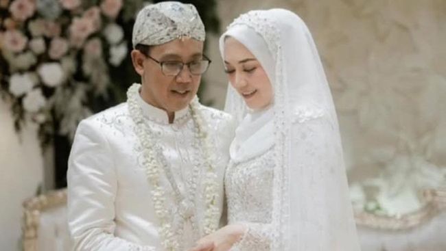 Bukan Orang Sembarangan, 7 Foto Suami Baru Anne Ratna Eks Istri Dedi Mulyadi Gubernur Jabar