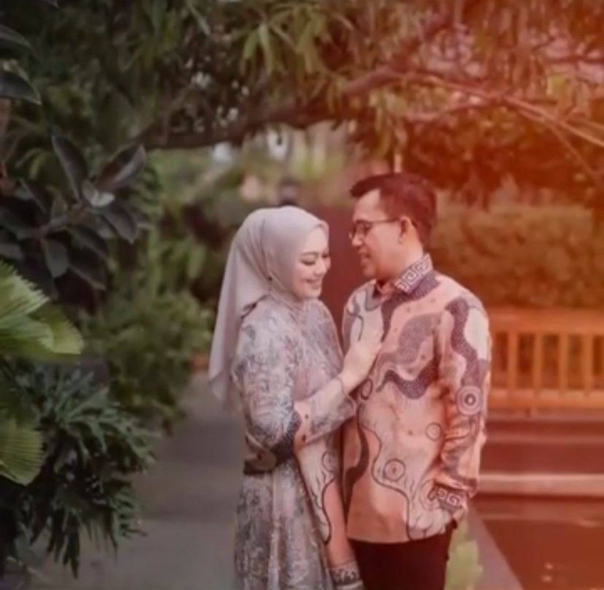 Anne Ratna Mustika dan Suami