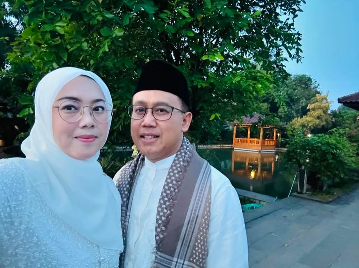 Anne Ratna Mustika dan Suami