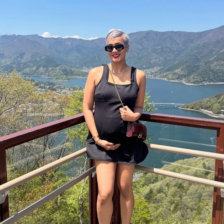 <p>Selama liburan di Jepang, Kimmy Jayanti juga mengunjungi beberapa tempat wisata <em>outdoor</em>, seperti kawasan Kawaguchiko. Di sana, Kimmy menikmati keindahan Gunung Fuji dan Danau Kawaguchi. Di kehamilan ini, Kimmy tampaknya ingin tetap aktif atau tak mau berdiam diri ya, Bunda. (Foto: Instagram @kimmyjayanti)</p>