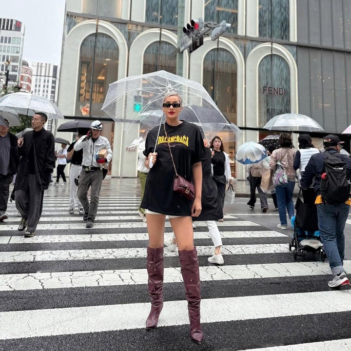 <p>Model Kimmy Jayanti baru saja mengumumkan kehamilan ketiganya ke publik. Kabar bahagia ini dibagikan Kimmy saat ia tengah berlibur ke Jepang. Dalam salah satu foto yang diunggahnya, Kimmy memamerkan <em>baby bump</em> kehamilan sambil berpose di tengah jalanan kota Tokyo, Jepang. Saat ini, usia kehamilan Kimmy sudah masuk trimester kedua, Bunda. (Foto: Instagram @kimmyjayanti)</p>