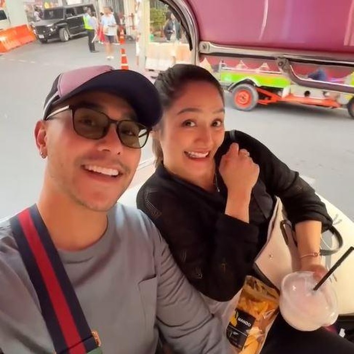 <p>Pada awal Februari lalu, Siti Badriah dan suaminya Krisjiana Baharudin terbang ke Thailand untuk kulineran. Ya, Krisjiana mewujudkan ngidam Siti yang ingin makan mi bakso di Thailand. Pasangan yang bakal dikaruniai anak kedua ini melakukan liburan singkat yang isinya <em>full </em>kulineran. Saat liburan, Siti sempat menangis terharu karena bisa mewujudkan ngidamnya. (Foto: Instagram @krisjianabah)</p>