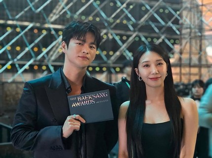 5 Potret di Belakang Panggung Baeksang Arts Awards, Reuni Bintang Drakor Reply 1997 & Reply 1988