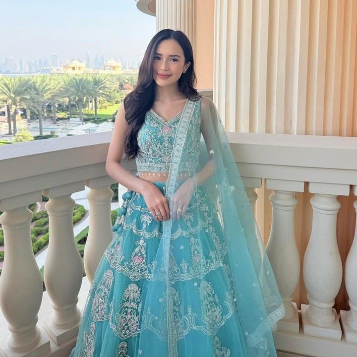 <p>Beby sangat memesona mengenakan pakaian dan kain sari serba biru. Melihat kecantikan Beby, tidak sedikit yang menyebut dirinya mirip dengan artis Bollywood. (Foto: Instagram: @bebytsabina)</p>
