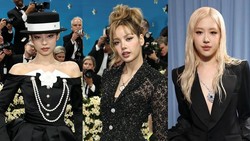 img-title Hadiri Met Gala, 7 Potret Adu Gaya Lisa, Jennie, & Rose BLACKPINK di Red Carpet