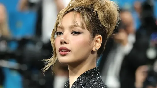 Bukan Rosa Park, Ini Sosok yang Bikin Heboh di Busana Met Gala 2025 Lisa BLACKPINK
