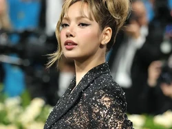 Bukan Rosa Park, Ini Sosok yang Bikin Heboh di Busana Met Gala 2025 Lisa BLACKPINK