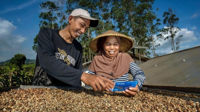 Bank Rakyat Indonesia (BRI) terus memperkuat posisinya sebagai motor penggerak ekonomi kerakyatan melalui pemberdayaan pelaku usaha mikro di seluruh Indonesia.