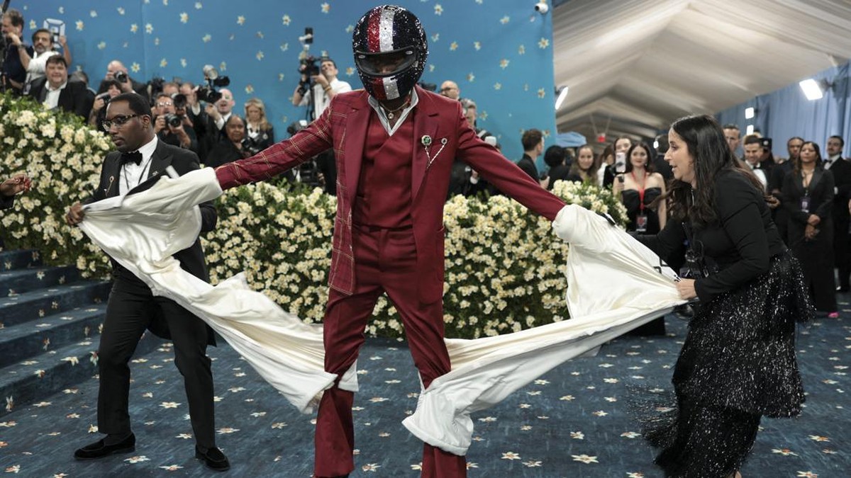 FOTO: Si Paling Nyentrik di Met Gala 2025, Boyong Piano hingga Robot