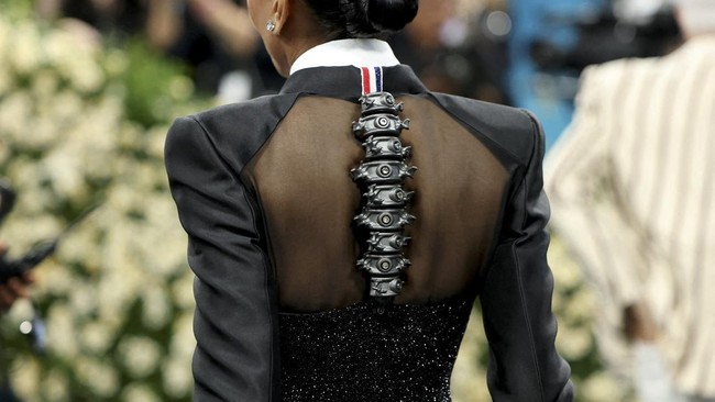 FOTO: Si Paling Nyentrik di Met Gala 2025, Boyong Piano hingga Robot