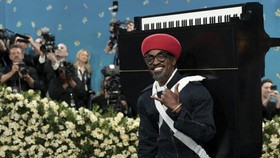 FOTO: Si Paling Nyentrik di Met Gala 2025, Boyong Piano hingga Robot