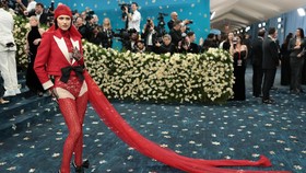 FOTO: Busana Terburuk di Karpet Merah Met Gala 2025