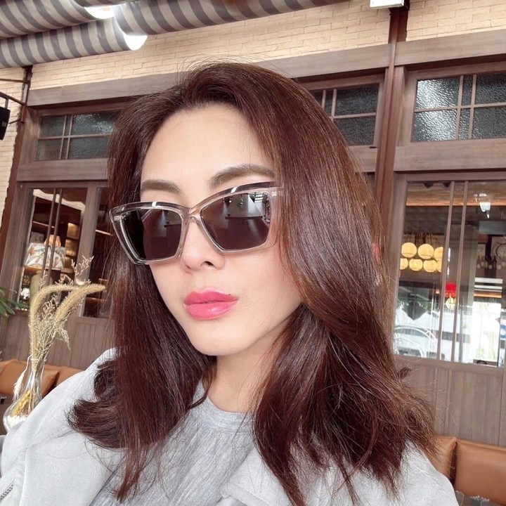 <p>Setelah tiga tahun berpisah dengan Jonathan, Dhena diketahui sibuk mengasuh ketiga anaknya sekaligus bekerja di sebuah perusahaan internasional. Hal ini pun pernah diungkapnya langsung saat wawancara bersama awak media. (Foto: Instagram@dhenaaldhaliadevanka)</p>