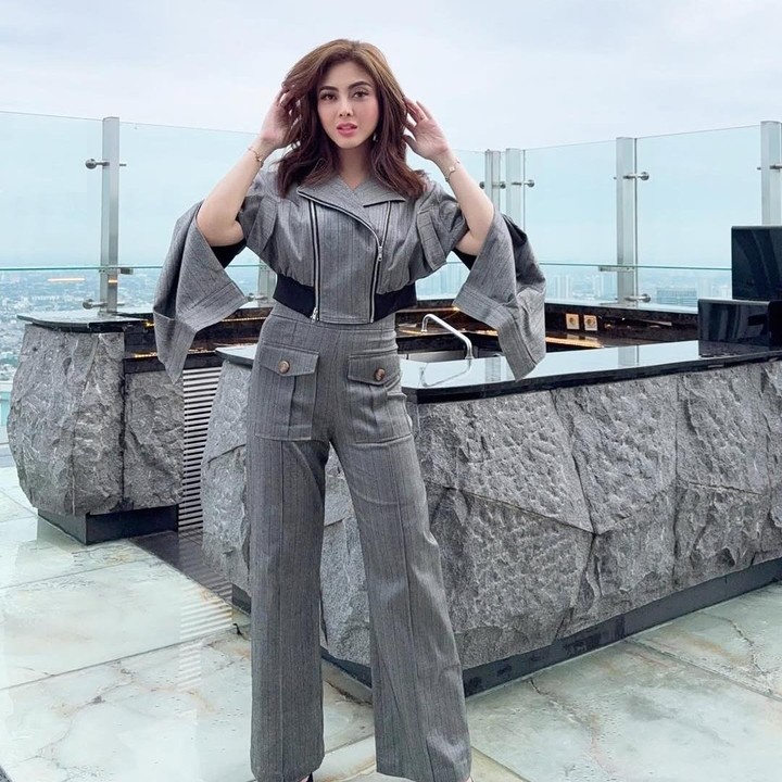 <p>Kehidupan Dhena Devanka yang kini menjadi <em>single parent</em> turut menjadi sorotan publik setelah sang mantan suami, Jonathan Frizzy, diamankan kepolisian terkait kasus vape obat keras. (Foto: Instagram@dhenaaldhaliadevanka)</p>
