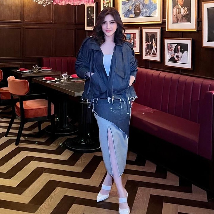 <p>Pada kesempatan itu, Dhena mengaku bersyukur di usianya yang sudah kepala empat masih mendapat kesempatan untuk bekerja. “Aku tidak di dunia <em>entertainment,</em> dan aku kerja di sebuah <em>international company</em>. Di sini aku merasa bersyukurnya, di usia aku segini ternyata masih ada, aku masih bisa, ya,” ungkap Dhena, dikutip dari laman<em> insertlive,</em> Selasa (6/5/2025). (Foto: Instagram@dhenaaldhaliadevanka)</p>