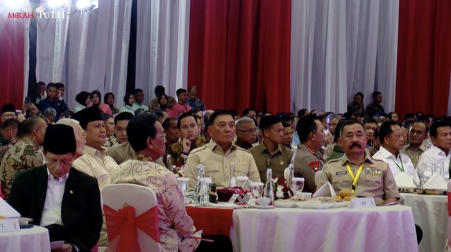 Prabowo Hormat ke Try Sutrisno di Halalbihalal Purnawirawan TNI Presiden Prabowo Subianto memberi hormat kepada Try Sutrisno sebelum berpidato dalam acara Halalbihalal Purnawirawan TNI AD.