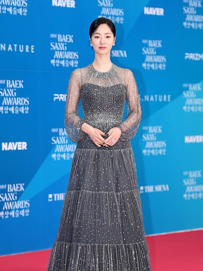 Terlihat elegan, bintang Dark Nuns (2025) Jeon Yeo Been memadukan inner berwarna hitam serta lace dress lengan panjang yang menawan./ Foto: XPN/soompi.com