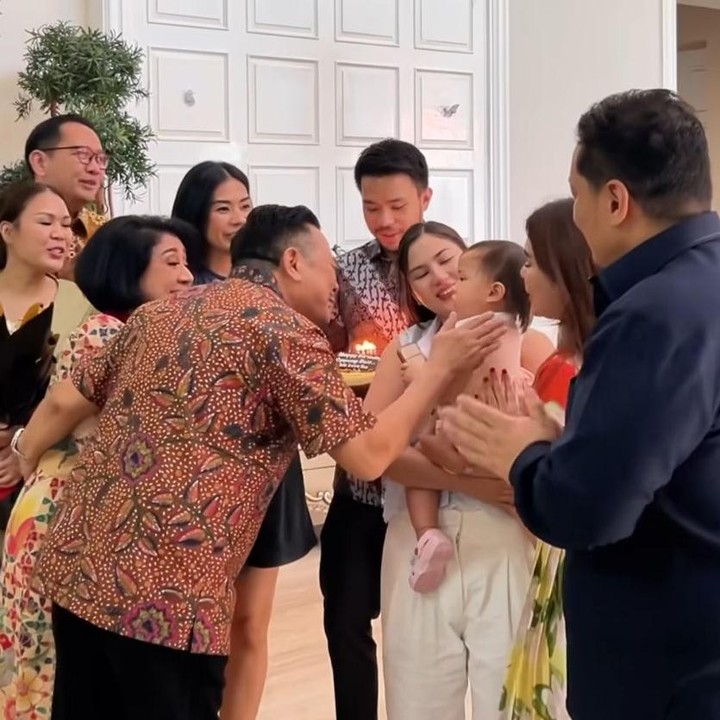 <p>Mereka pun berkumpul dan menyanyikan lagu <em>Happy Birthday</em> secara kompak. Di usia yang ke-70 ini, Otto mengaku bersyukur memiliki keluarga yang hangat. “Puji Tuhan di usia 70 tahun ini masih bisa dikelilingi keluarga tersayang,” ungkapnya, dikutip dari laman<em> Instagram@profottohasibuan,</em> Selasa (6/5/2025). (Foto: instagram@profottohasibuan)</p>