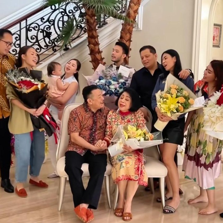 <p>Ia pun mengucapkan terima kasih untuk keluarganya. “Terima kasih istriku, anak-anak, dan cucu-cucuku atas perhatiannya. Semoga kebersamaan ini terus jadi sumber kekuatan dan sukacita bagi kita semua. Tuhan memberkati kita semua.” (Foto: instagram@profottohasibuan)</p>