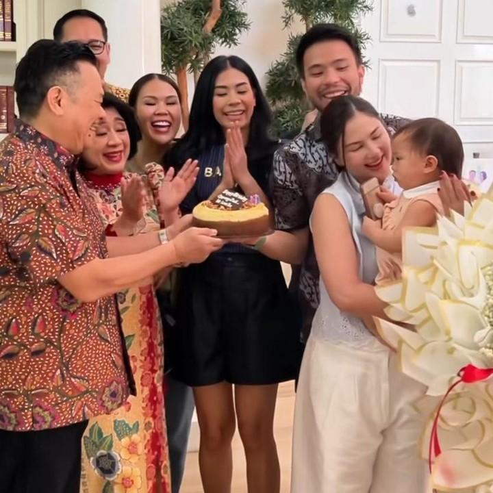 <p>Momen itu diketahui langsung melalui sebuah video singkat yang diunggah sang ayah di akun Instagram pribadi. Pada<em> postingan</em> itu, terlihat Jessica bersama suami dan keluarganya sibuk mempersiapkan kejutan ulang tahun. (Foto: instagram@profottohasibuan)</p>