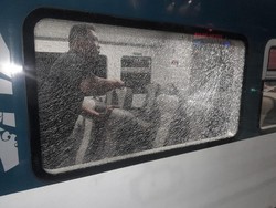 Viral Kereta Api Medan-Kualanamu Dilempar Batu hingga Kaca Retak