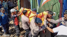 FOTO: Evakuasi Korban Kecelakaan Bus ALS di Padang Panjang