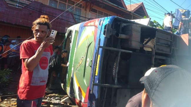 Sopir Bus ALS Terguling di Padang Panjang Alami Koma Polisi belum bisa meminta keterangan dari sopir bus ALS terkait kecelakaan tunggal yang merengut nyawa sekitar 12 orang pada Selasa (6/5) pagi tadi.