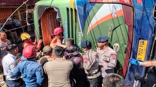 Kecelakaan bus ALS di Padang Panjang Sumbar mengakibatkan 12 orang meninggal dan belasan luka.