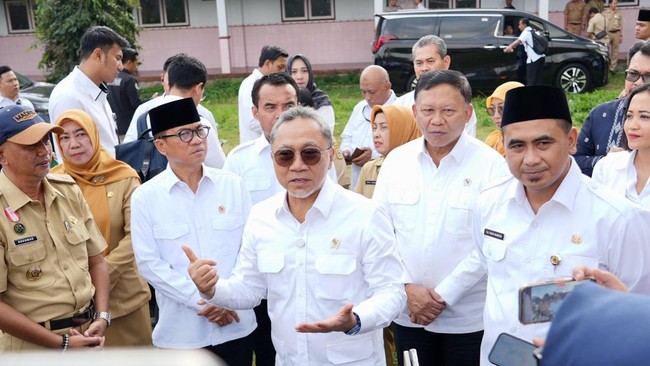 Menko Pangan Zulkifli Hasan mengusulkan bangunan sekolah terbengkalai di Semarang jadi Koperasi Desa Merah Putih agar bisa membawa manfaat ekonomi bagi warga.