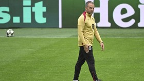 Barcelona's German coach Hans-Dieter Flick attends a training session, a day prior to the UEFA Champions League semi final second leg football match betweem Inter Milan and FC Barcelona, at the San Siro stadium in Milan on May 5, 2025. (Photo by Pier
