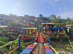 Mural Warna-warni Selimuti Ratusan Rumah di Lembur Katumbiri Bandung