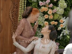 Cerita Luna Maya Bujuk Ibu Gak Pakai Sandal Jepit di Siraman