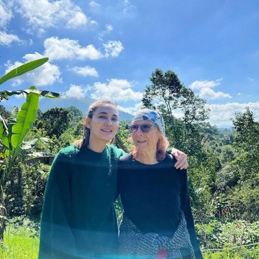 Gaya Konde Ombre Disorot, Intip 7 Potret Desa Maya Ibunda Luna Maya yang Nyentrik