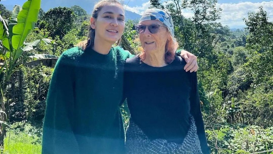 Luna Maya dan Desa Maya Waltaurd Maiyer Sang Ibunda