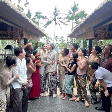 Luna Maya dan Maxime Kenakan Kain Batik Bergambar Mendiang Ortu saat Melukat