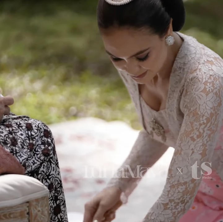 <p>Luna terlihat cantik mengenakan kebaya putih dan kain batik dusty pink. Tampilannya semakin memesona dengan rambut yang disanggul ala adat Jawa. Terlihat simple namun semakin menonjolkan keanggunan calon pengantin. (Foto: YouTube TS Media)</p>