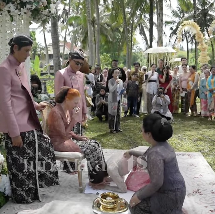 <p>Ketika Luna bersimpuh untuk meminta doa restu dan permohonan maaf, sang Bunda, Desa, tidak kuasa menahan tangisnya. Ia terlihat beberapa kali mengusap air mata dengan selembar tisu. Luna tampak mencuci kaki sang bunda, lalu menciumnya. "Ibu, terima kasih banyak. Aku tahu terkadang aku sangat sulit. Tapi, aku meminta pengampunanmu, restu untukku dan calon suamiku dalam hidupku. Aku harap kamu bisa memaafkanku. Dan aku menghargai dan sangat mencintaimu. Terima kasih banyak," tutur Luna. (Foto: YouTube TS Media)Foto: YouTube TS Media</p>