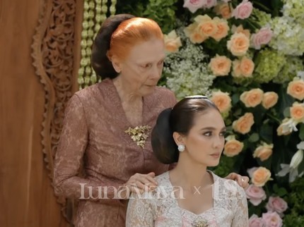 7 Potret Siraman Luna Maya Jelang Nikah, Tak Kuasa Tahan Tangis hingga Cium Kaki Ibunda
