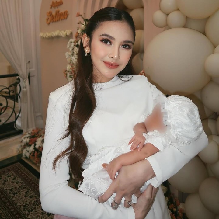 <p>Penyanyi Mahalini melahirkan putri pertamanya yang bernama Zairee Selina Quinlyn Kareema Febian pada 15 Februari 2025, Bunda. Kini, usia Selina pun hampir genap tiga bulan. (Foto: Instagram: @mahaliniraharja)</p>