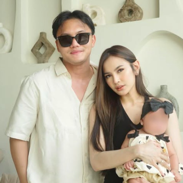 <p>"Bahagia selalu Ibu Selina dan Selina yaa," tulis Rizky sebagai keterangan pada salah satu foto yang ia unggah dengan menyisipkan emotikon hati. (Foto: Instagram: @rizkyfbian)</p>