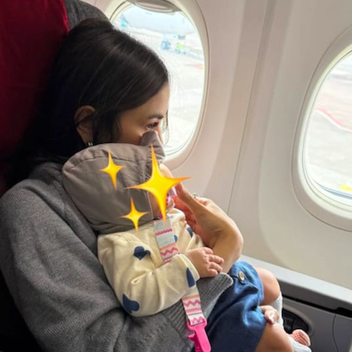 <p>Melalui unggahan Instagram Stories-nya, Rizky mengunggah beberapa potret sang istri yang tengah memangku dan menggendong putrinya. Gemas banget ya, Bunda! (Foto: Instagram: @rizkyfbian)</p>