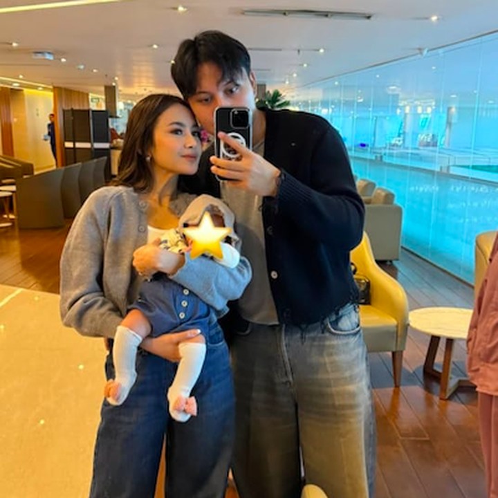 <p>Mahalini tampak cantik cengan <em>inner</em> putih dan <em>cardigan</em> abu-abu. Ia juga mengenakan celana <em>jeans</em> yang mirip dengan yang dipakai oleh sang putri. (Foto: Instagram: @rizkyfbian)</p>