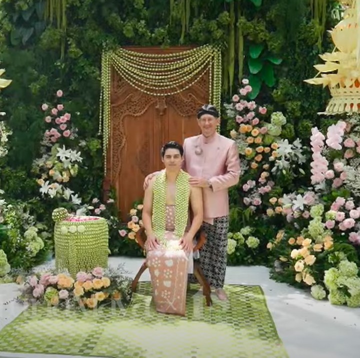 <p>Setelah itu, prosesi dilanjutkan dengan acara siraman yang menggunakan air dari tujuh sumber mata air berbeda. Maxime berharap air ini dapat memberikan kesucian dan keberkahan untuknya. “Ya Allah, Ya Tuhan kami. Jadikanlah air ini, air yang memberikan kesucian dan kebersihan dari dosa dan kesalahan,” ungkapnya. (Foto: YouTube TS Media)</p>