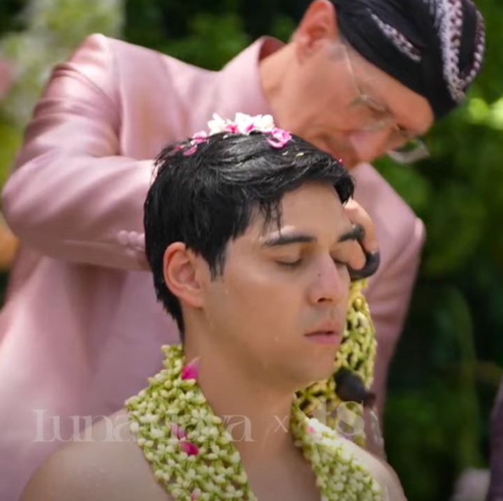 <p>Sang ayah menjadi orang pertama yang menyiramkan air tersebut pada tubuh Maxime. Sang Ayah pun membasuh badan Maxime dari ujung kepala hingga kaki dengan penuh kasih sayang. (Foto: YouTube TS Media)</p>